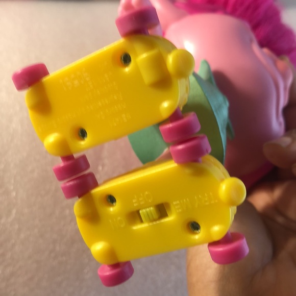 Rainbow hair troll doll @ 2017 Hasbro - Picture 7 of 9